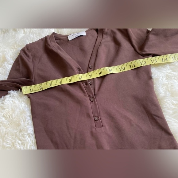 Aritzia Babaton Contour Henley Longsleeve V-neck Bodysuit in  Coffee Bean - Picture 5 of 6